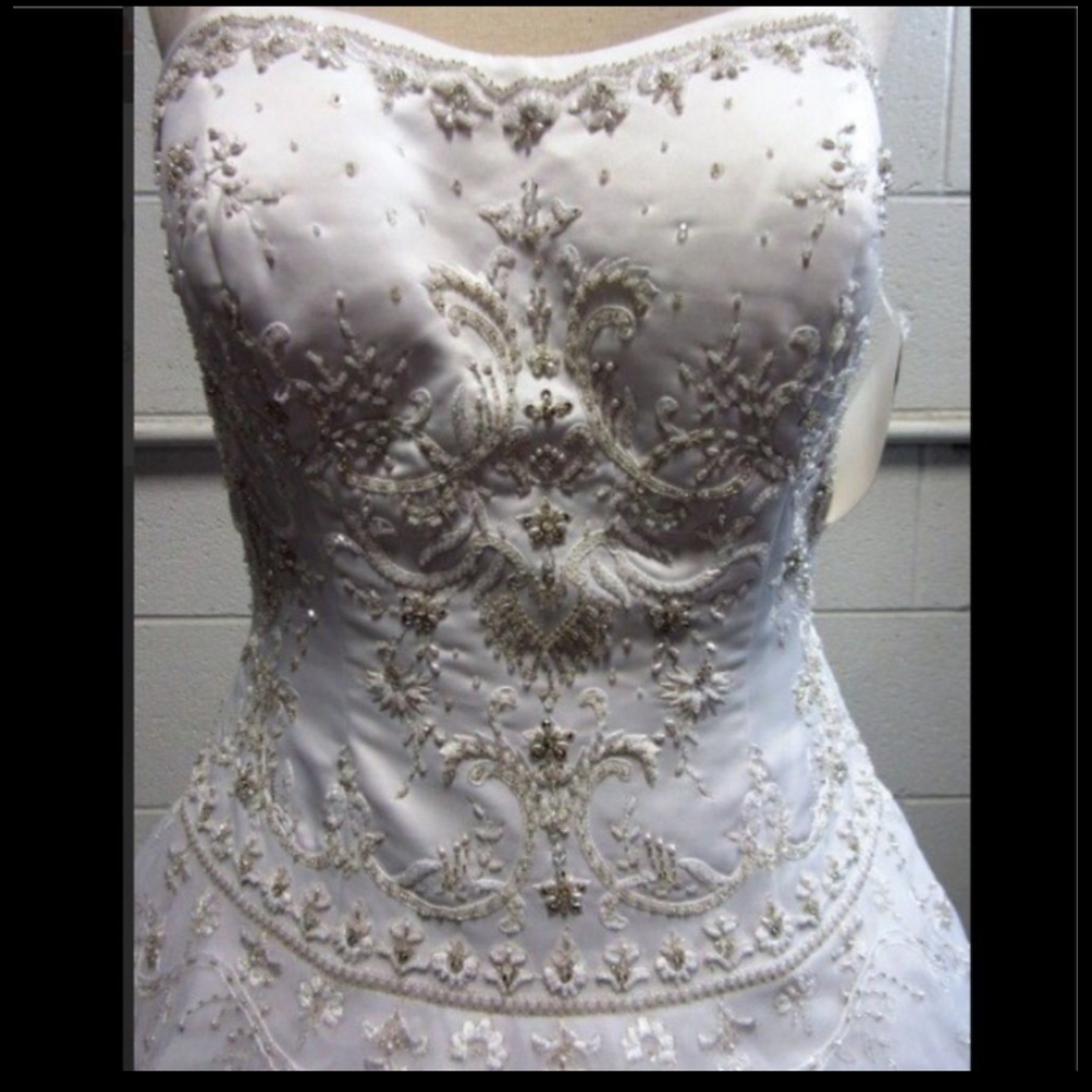 Elegant White StrapleWedding Dress - Picture 12 of 12